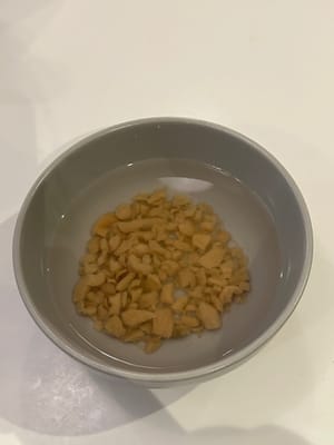 將醃製好的蘿蔔浸泡10分鐘，去除多餘的鹽分