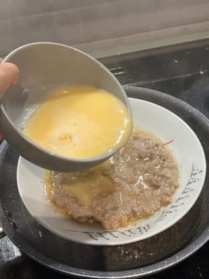 After 8 minutes, pour in the egg onto the patty