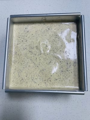 Versez la pâte à gâteau dans votre moule préféré jusqu'à 80 % de remplissage (il va grandir pendant la cuisson), lissez la surface, secouez-la légèrement sur le plan de travail plusieurs fois pour éliminer les bulles, puis mettez-la au four. Il y avait tellement de pâte à gâteau que j'ai fait un petit gâteau.