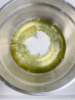 打发蛋白：滴5滴柠檬汁后加入玉米淀粉，避免一开打蛋器粉飞溅，先手动搅拌几下，再开打蛋器高速打发至大泡状态。