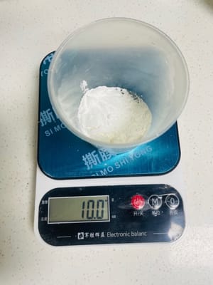 称好约10克玉米淀粉备用。