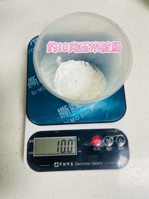Peser environ 10 grammes de fécule de maïs