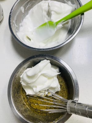 Mélanger les blancs montés en neige avec la pâte de jaunes d'œufs : ajouter un tiers de la pâte d'œufs aux blancs montés en neige et bien mélanger (attention, remuer comme vous le feriez avec des légumes, ne pas remuer en rond, car cela dégazerait les bulles et empêcherait le gâteau de lever). Versez ensuite la pâte mélangée dans les deux tiers restants de blancs d'œufs et continuez à mélanger uniformément.