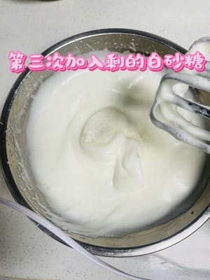 Ajoutez les 50 grammes restants de sucre blanc en trois fois et battez jusqu'à ce que le crochet se forme.