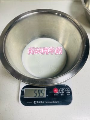 Utilisez le bol de pâte de jaune d'œuf préparé pour peser environ 60 grammes de lait