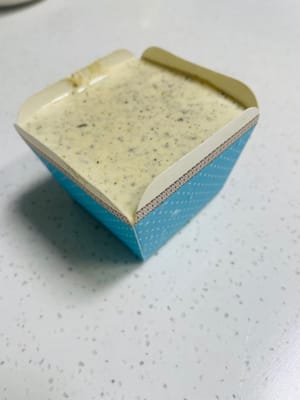 Versez la pâte à gâteau dans votre moule préféré jusqu'à 80 % de remplissage (il va grandir pendant la cuisson), lissez la surface, secouez-la légèrement sur le plan de travail plusieurs fois pour éliminer les bulles, puis mettez-la au four. Il y avait tellement de pâte à gâteau que j'ai fait un petit gâteau.