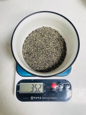 称好约35克黑芝麻粉备用。