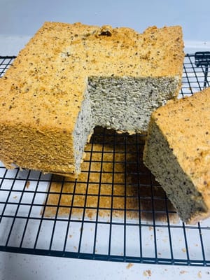 Le gâteau parfumé au sésame est sorti du four. Est-ce que tu peux le sentir ? 🤪 Avec une tasse de café, vous serez plein d'énergie pour toute la journée...
