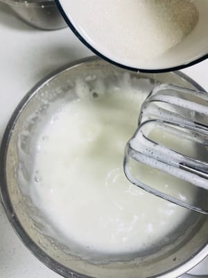 第二次加入三分之一白砂糖。