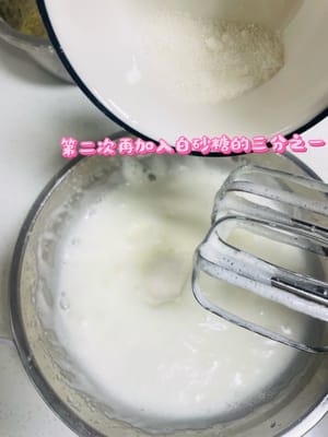 Ajoutez les 50 grammes restants de sucre blanc en trois fois et battez jusqu'à ce que le crochet se forme.