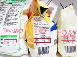 Pesez environ 65 grammes de farine à faible teneur en gluten. Quelques mots sur la farine (voir photo) : la farine à faible teneur en gluten a une faible teneur en protéines et convient aux collations moelleuses et croustillantes telles que les gâteaux et les biscuits ; La farine à haute teneur en gluten a une teneur élevée en protéines et convient au pain, aux nouilles et autres pâtes qui nécessitent une texture moelleuse.