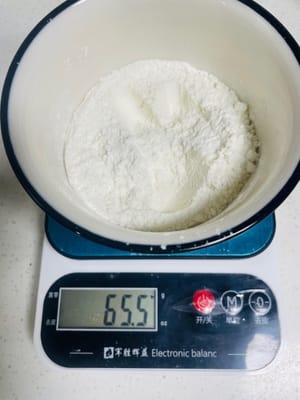 称好约65克低筋面粉。科谱一下面粉（看图）：低筋面粉蛋白质含量低‌，适用于蛋糕、饼干等蓬松酥脆点心；‌ 高筋面粉蛋白质高，适合面包、面条等需筋道口感的面食。