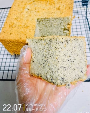 Le gâteau parfumé au sésame est sorti du four. Est-ce que tu peux le sentir ? 🤪 Avec une tasse de café, vous serez plein d'énergie pour toute la journée...