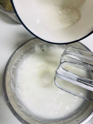 第三次加入三分之一白砂糖。