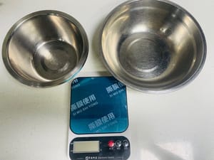 准备2个盆，1个拌鸡蛋黄用，大的打发蛋白用（切记无水、无油）。