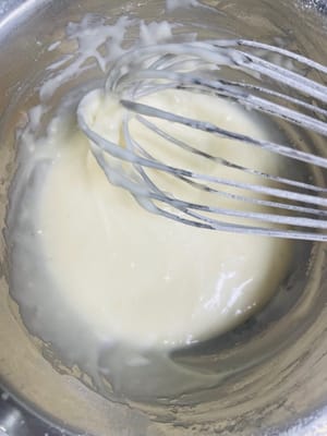 Tamisez ensuite la farine à faible teneur en gluten en forme de Z dans un bol et mélangez jusqu'à ce qu'il n'y ait plus de particules. Ne jamais remuer en rond, sinon la pâte deviendra glutineuse.