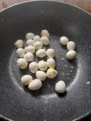 將鵪鶉蛋稍微煎一下，然後攞出嚟。