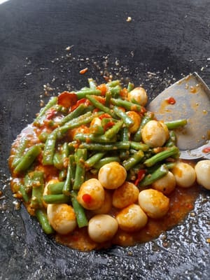 Une fois les haricots verts tendres, ajoutez les œufs de caille. Remuez rapidement à feu doux jusqu’à ce que les épices soient absorbées.