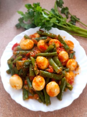 Le sambal aux œufs de caille et aux haricots verts est prêt à être servi.