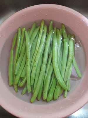 準備其他食材。青豆去皮，洗淨，然後縱向切片。