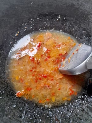 Faire revenir les épices moulues jusqu’à ce qu’elles soient parfumées, puis ajouter le galanga. Bien mélanger jusqu’à ce que les épices soient cuites. Verser ensuite 200 ml d’eau pour dissoudre les épices. Ajouter le sel, le bouillon en poudre, le sucre cristallisé et la sauce soja sucrée, puis bien mélanger.
