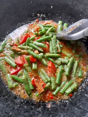 Ajoutez ensuite les haricots verts, faites cuire jusqu'à ce qu'ils soient tendres.