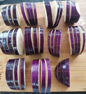 Die Aubergine waschen und in ca. 3 cm große Stücke schneiden, anschließend in der Mitte in 3 Teile teilen.