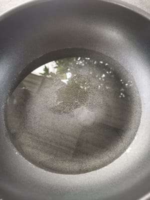 Eine Bratpfanne vorbereiten, Öl hineingießen, warten, bis es heiß ist