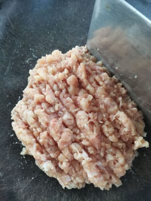 Dann das Huhn zerkleinern, bis es glatt ist