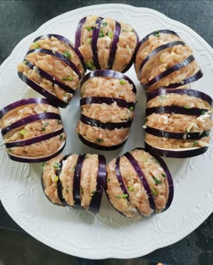 Anschließend das Hähnchenhackfleisch in die Auberginenhälften füllen (mit Stäbchen das Hackfleisch in die Auberginenhälften füllen)
