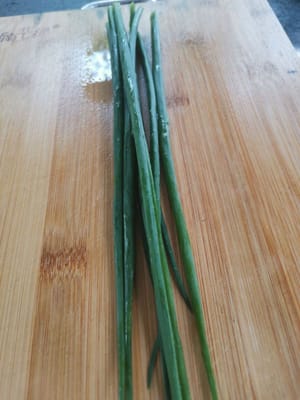 Frühlingszwiebelstangen (fein geschnitten)