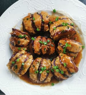 Und mit geschnittenen Frühlingszwiebeln bestreuen und servierfertig