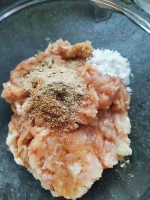 Anschließend in einen Behälter geben und würzen (1 TL Salz, 1 TL Pfefferpulver, 1 TL Sojasauce, 1 TL Zucker, 1 TL Tapiokamehl und 1 EL Öl)