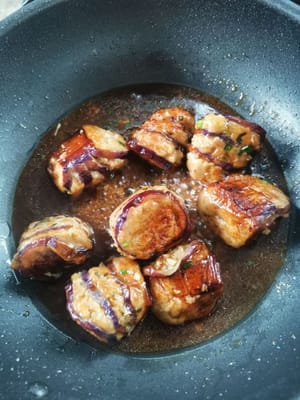 dann die gebratenen Auberginen unter Rühren hinzufügen, und die Sauce dickt ein