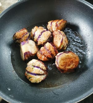 Dann die Auberginen hinzufügen und goldbraun braten