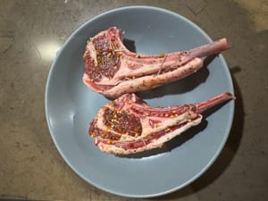 허브와 검은 후추로 30분간 재워둡니다.