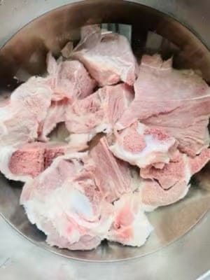 Mengolah tulang: Masukkan tulang ke dalam air bersih dan bilas berulang kali untuk menghilangkan darah dan kotoran di permukaan.