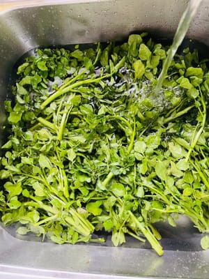 Rendam kangkung dalam air bersih selama 30 menit, lalu cuci bersih, buang bagian daun yang menguning, buang airnya, sisihkan.