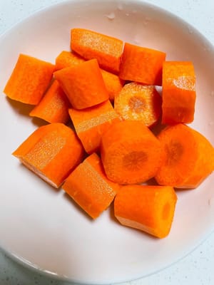 Kupas wortel dan potong-potong untuk digunakan nanti.