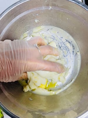 Making the mochi filling (while fermenting to save time)
Mochi preparation: Mix cornstarch, glutinous rice flour, granulated sugar, and milk together, sift, and steam for 15-20 minutes (until there is no dry powder). Sifting makes the mochi smoother, and steaming it thoroughly will result in a chewy texture.
