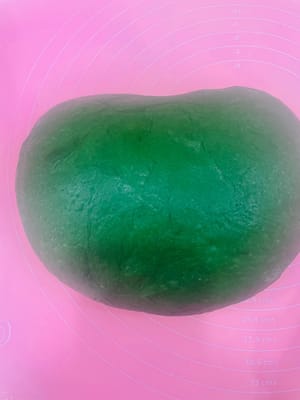 Formen und Füllen (Zwei Schritte, kinderleicht, kein Ankleben)

(1) Runden, Befeuchten und Ruhen lassen
Bestäuben Sie die Oberfläche des aufgegangenen Teigs dünn mit Mehl (damit er nicht klebt) und teilen Sie ihn mit einem Teigschaber in 6 gleich große Portionen. Formen Sie jede Portion zu einer kleinen, glatten Kugel, decken Sie sie mit Frischhaltefolie ab, damit sie feucht bleibt, und lassen Sie sie 15 Minuten ruhen.

Durch das Runden wird der Teig feiner; die Frischhaltefolie verhindert, dass die Oberfläche austrocknet und reißt, und die 15-minütige Ruhezeit gibt dem Gluten Zeit, sich zu entspannen und verhindert, dass der Teig beim späteren Ausrollen wieder schrumpft.