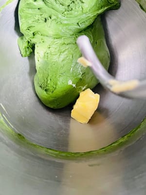 First kneading (to achieve an 80% gluten development): Knead the dough on low speed for 2 minutes (to fully combine the dry and liquid ingredients and prevent lumps), then switch to high speed and knead for 6 minutes, until you can stretch it into a thin membrane with jagged edges around the opening.
Achieving an 80% gluten development indicates the initial formation of gluten. This makes it easier to knead a resilient, translucent membrane after adding butter, preventing it from crumbling.