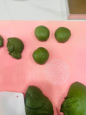 Formen und Füllen (Zwei Schritte, kinderleicht, kein Ankleben)

(1) Runden, Befeuchten und Ruhen lassen
Bestäuben Sie die Oberfläche des aufgegangenen Teigs dünn mit Mehl (damit er nicht klebt) und teilen Sie ihn mit einem Teigschaber in 6 gleich große Portionen. Formen Sie jede Portion zu einer kleinen, glatten Kugel, decken Sie sie mit Frischhaltefolie ab, damit sie feucht bleibt, und lassen Sie sie 15 Minuten ruhen.

Durch das Runden wird der Teig feiner; die Frischhaltefolie verhindert, dass die Oberfläche austrocknet und reißt, und die 15-minütige Ruhezeit gibt dem Gluten Zeit, sich zu entspannen und verhindert, dass der Teig beim späteren Ausrollen wieder schrumpft.