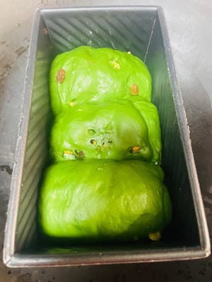 Scoring and sifting flour: After the dough has risen, score the surface with a knife in your desired pattern (ignore my blade's dullness). Then sift a thin layer of flour (score first, then sift; don't mix up the order). Don't touch the bread after sifting. Simultaneously preheat the oven to 160°C (325°F).
The second rise is done without pressing down the dough to preserve its air pockets; pressing it will cause it to collapse into a dense, unappetizing dough. Scoring before sifting prevents flour from falling into the scores and affecting the appearance. Preheating the oven simultaneously saves time, allowing for direct baking after rising, resulting in a fluffier bread.