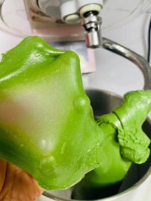 Second kneading (knead until a gluten window is formed)
Knead on medium-high speed for 8 minutes, until you can stretch it into a thick, glove-shaped membrane with smooth edges when torn.
The gluten window is the key to a soft, chewy European-style bread (pretty, right? A little proud of myself!).