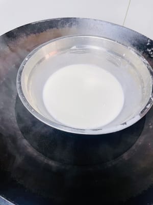 Die Mochi-Füllung zubereiten (während der Fermentation, um Zeit zu sparen)
Mochi-Zubereitung: Maisstärke, Klebreismehl, Zucker und Milch vermischen, sieben und 15–20 Minuten dämpfen (bis kein trockenes Pulver mehr vorhanden ist). Durch das Sieben wird das Mochi feiner, und das gründliche Dämpfen sorgt für eine zähe Konsistenz.