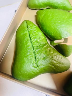 Einschneiden und Mehl sieben: Nachdem der Teig aufgegangen ist, ritzen Sie die Oberfläche mit einem Messer nach Belieben ein (meine Klinge ist nicht ganz stumpf). Sieben Sie anschließend eine dünne Schicht Mehl darüber (erst einschneiden, dann sieben; die Reihenfolge nicht vertauschen). Berühren Sie das Brot nach dem Sieben nicht mehr. Heizen Sie gleichzeitig den Backofen auf 160 °C (325 °F) vor.

Der Teig geht ein zweites Mal auf, ohne ihn anzudrücken, damit die Luftbläschen erhalten bleiben. Durch das Andrücken wird der Teig zu einem dichten, unappetitlichen Teig. Das Einschneiden vor dem Sieben verhindert, dass Mehl in die Einschnitte fällt und das Aussehen beeinträchtigt. Das gleichzeitige Vorheizen des Backofens spart Zeit und ermöglicht das direkte Backen nach dem Gehen, wodurch das Brot lockerer wird.