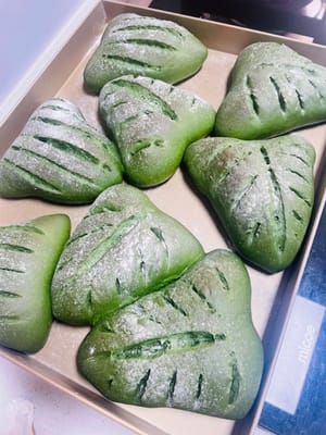 Backen (Achten Sie gut auf den Ofen, damit nichts anbrennt!)
Matcha-Weichbrot: Bei 160 °C (325 °F) 20 Minuten backen. Nach etwa 10 Minuten mit Alufolie abdecken (um ein Verbrennen der Oberfläche zu verhindern). Da jeder Ofen anders ist, sollten Sie das Brot während des Backens regelmäßig kontrollieren, damit es nicht zu trocken oder zu dunkel wird.

Matcha-Nussbrötchen: Heizen Sie Ihren Backofen auf 100 °C (Ober-/Unterhitze) und 220 °C (Unterhitze) vor. Backen Sie die Brötchen auf der untersten Schiene (so wird der Boden gleichmäßig durchgebacken, ohne zu bräunen). Decken Sie sie nach 10 Minuten mit Alufolie ab, damit die Nüsse und das Matcha-Pulver auf der Oberfläche nicht verbrennen.

Das Backen auf der untersten Schiene verhindert, dass der Boden trocken wird. Da jeder Ofen anders ist, sollten Sie das Brot während des Backens gut im Auge behalten, um die perfekte Konsistenz zu erreichen.