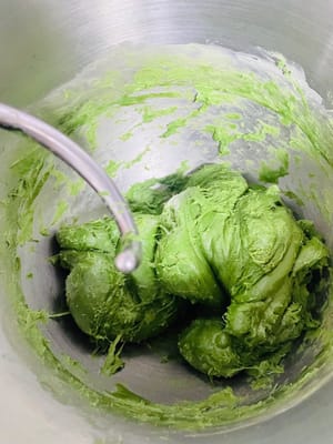 Butter hinzufügen (in einem separaten Schritt): Die weiche Butter in kleine Stücke schneiden und bei niedriger Geschwindigkeit etwa 3 Minuten lang kneten, damit die Butter langsam in den Teig eingearbeitet wird und dieser nicht an den Seiten der Schüssel kleben bleibt.