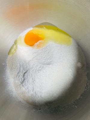 Zutaten vorbereiten + mischen (erster Schritt: alle Zutaten abwiegen): Alle Zutaten, einschließlich Weizenmehl mit hohem Glutengehalt, Matcha-Pulver, Kristallzucker, Salz, Hefe, Milch und Eiklar, in die Rührschüssel geben (Butter noch nicht hinzufügen).